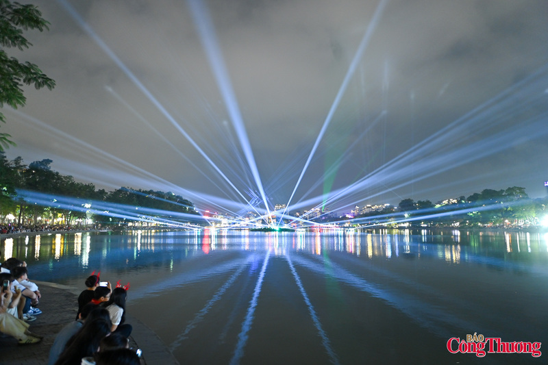 Cách tiếp cận này vừa tôn vinh di sản một cách trang trọng, vừa mang đến cảm xúc mới mẻ, gần gũi cho người dân và du khách khi tham quan, trải nghiệm Hồ Gươm trong dịp lễ.