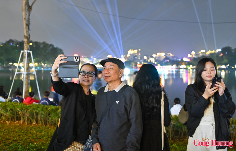 Nhiều du khách check-in với khoảnh khắc "trái tim Thủ đô" rực rỡ ánh sáng.