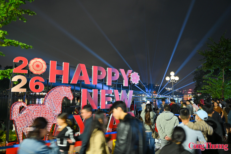 Người dân và du khách bên Hồ Gươm, tận hưởng bữa tiệc ánh sáng đặc sắc giữa lòng Thủ đô.