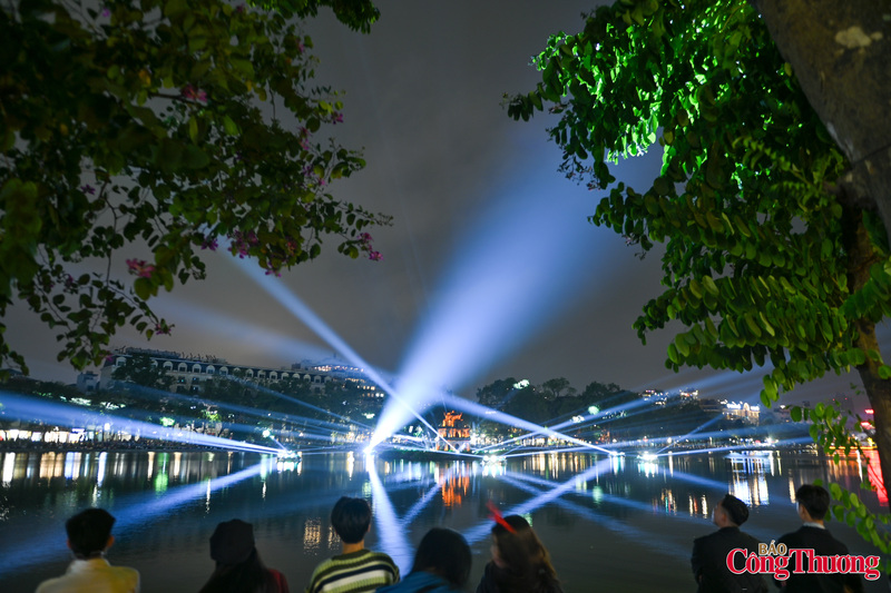 Khoảnh khắc bên lễ hội ánh sáng ở Hồ Gươm.