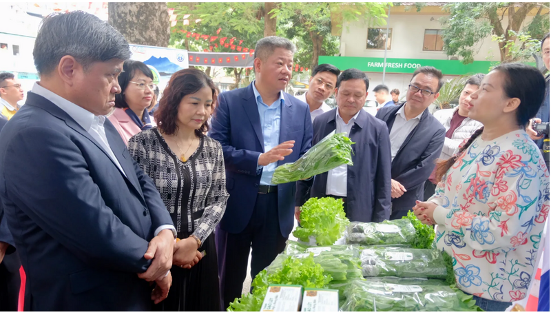 Lãnh đạo Bộ Nông nghiệp và Môi trường, UBND TP. Hà Nội thăm gian hàng bên lề hội nghị. Ảnh: Tùng Nguyễn