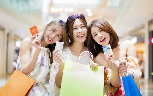 Giới trẻ hào hứng trong mùa mua sắm lớn nhất năm. Ảnh minh họa