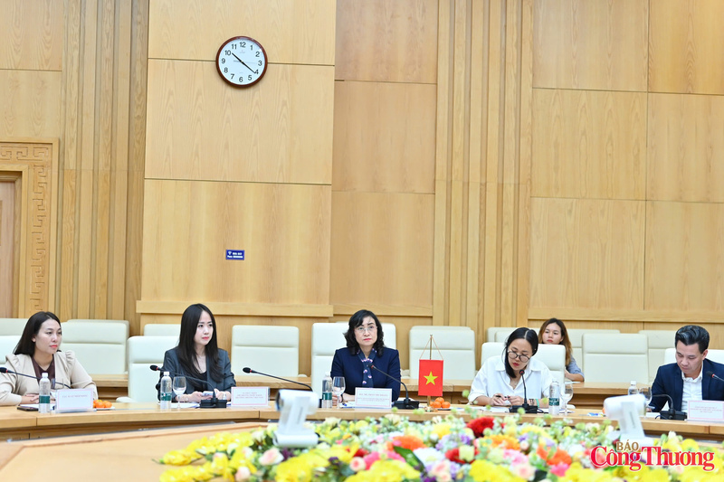 Lãnh đạo các cục, vụ, đơn vị chức năng tháp tùng Thứ trưởng Phan Thị Thắng tại khóa họp.