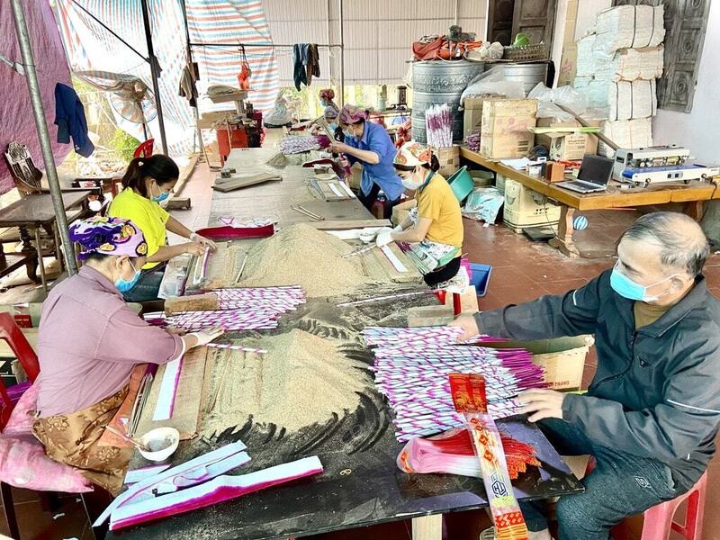 Cơ sở sản xuất hương trầm của bà Hoàng Thị Hợi cho thu nhập bình quân khoảng 250 triệu đồng mỗi năm. Ảnh: Văn Trường