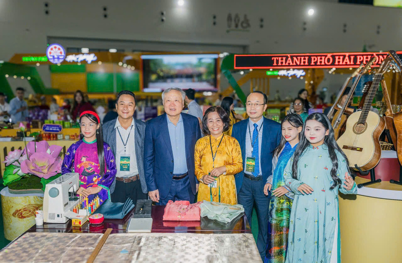 Phó Thủ tướng Thường trực Nguyễn Hoà Bình thăm gian hàng sản phẩm OCOP, đặc sản Huế được giới thiệu tại Hội chợ mùa thu. Ảnh: K. Chi