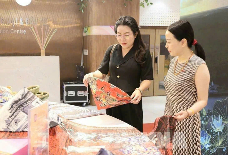 Sản phẩm của Huế được khách hàng quan tâm, tìm hiểu. Ảnh: K. Chi