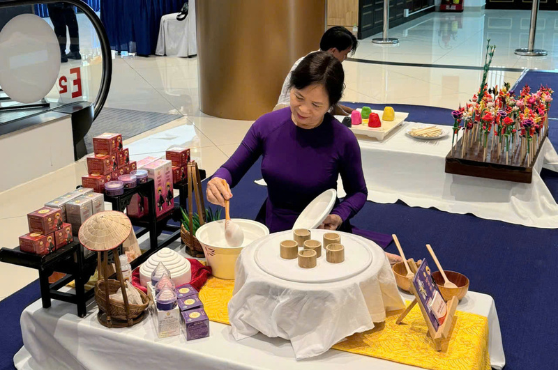 Trình diễn làm phấn nụ cung đình tại các hội nghị kết nối cung cầu. Ảnh: K. Chi