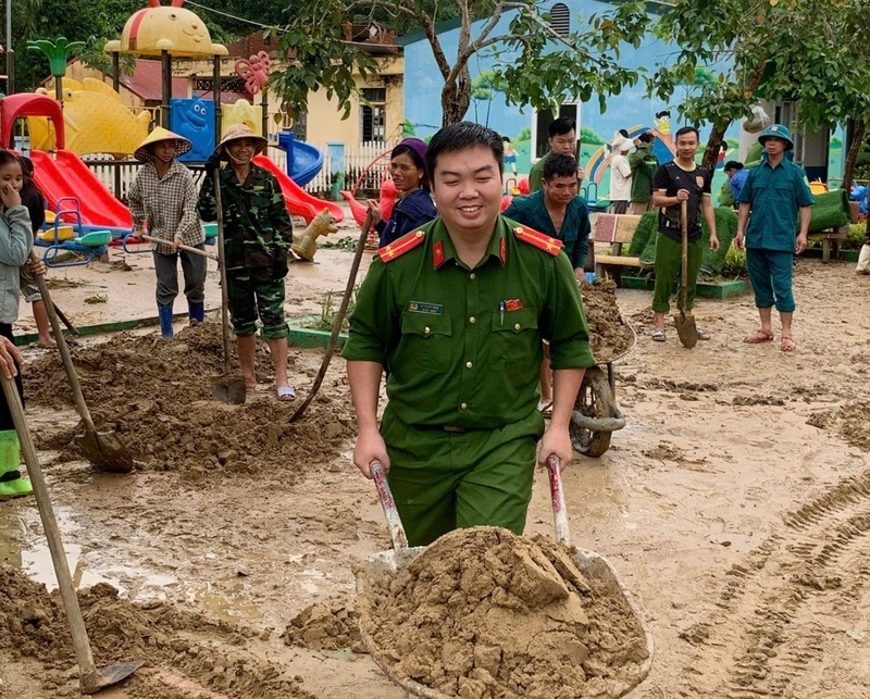Lực lượng Công an Thanh Hóa giúp nhân dân khắc phục hậu quả sau bão số 10. Ảnh: Công an Thanh Hóa