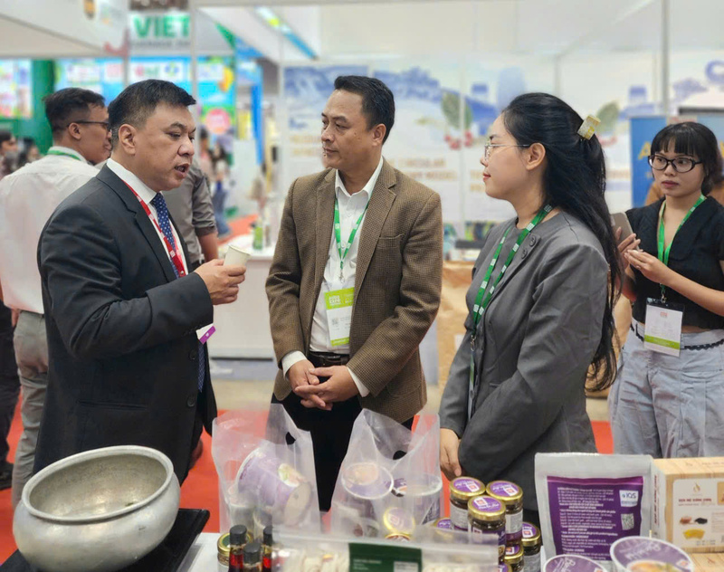 Nhiều nhà phân phối, đối tác quan tâm đến các sản phẩm của Huế tại sự kiện kết nối cung cầu. Ảnh: K. Chi