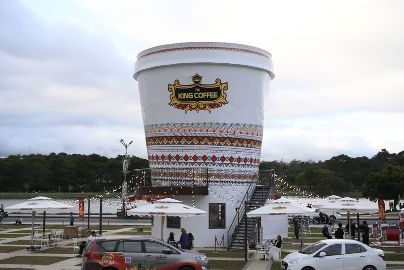 Ly cà phê "khổng lồ" - mô hình quán King Coffee tại Quảng trường Lâm Viên, phường Xuân Hương, Đà Lạt.