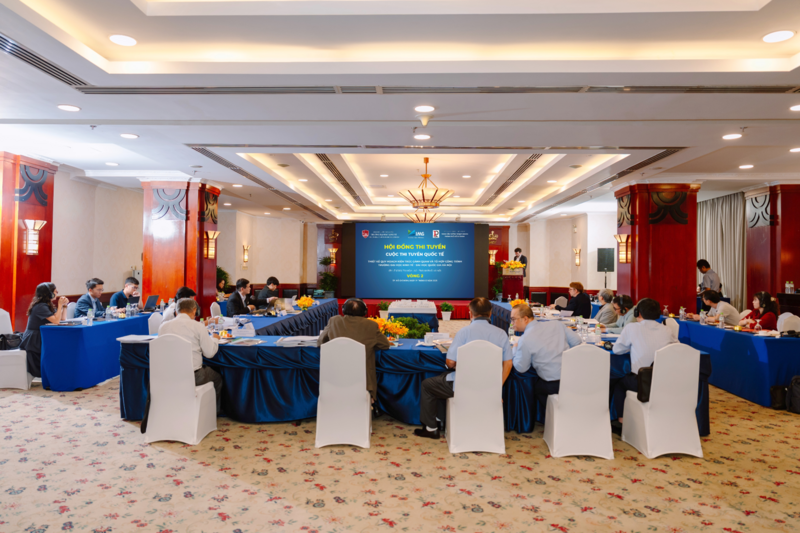 Vòng 2 - Hội đồng thi tuyển làm việc tập trung, trao đổi và phản biện chuyên môn trong quá trình chấm thi.