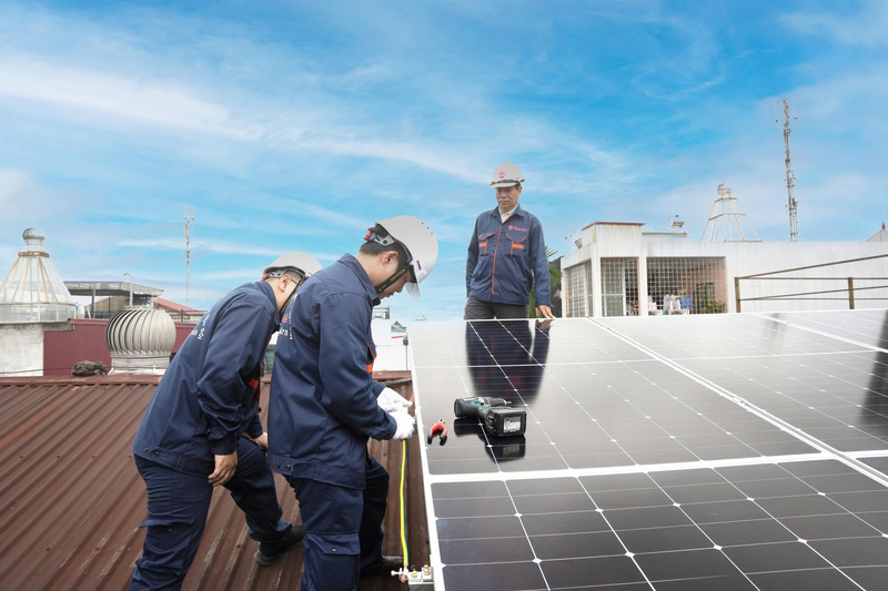 GS.TS Dương Ngọc Huyền chỉ đạo lắp đặt thử nghiệm công trình điện mặt trời tại Hải Phòng