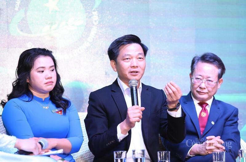 Ông Đặng Quý Nhân, Phó Trưởng phòng Quản lý OCOP và Du lịch nông thôn, Văn phòng Điều phối Nông thôn mới Trung ương (giữa) chia sẻ tại tọa đàm