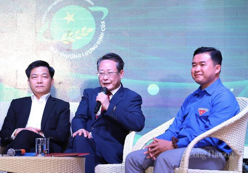 Ông Giang Trung Khoa, Trưởng ban Công tác chính trị và Công tác sinh viên, Học viện Nông nghiệp Việt Nam (giữa) chia sẻ tại tọa đàm. Ảnh: Đăng Hải