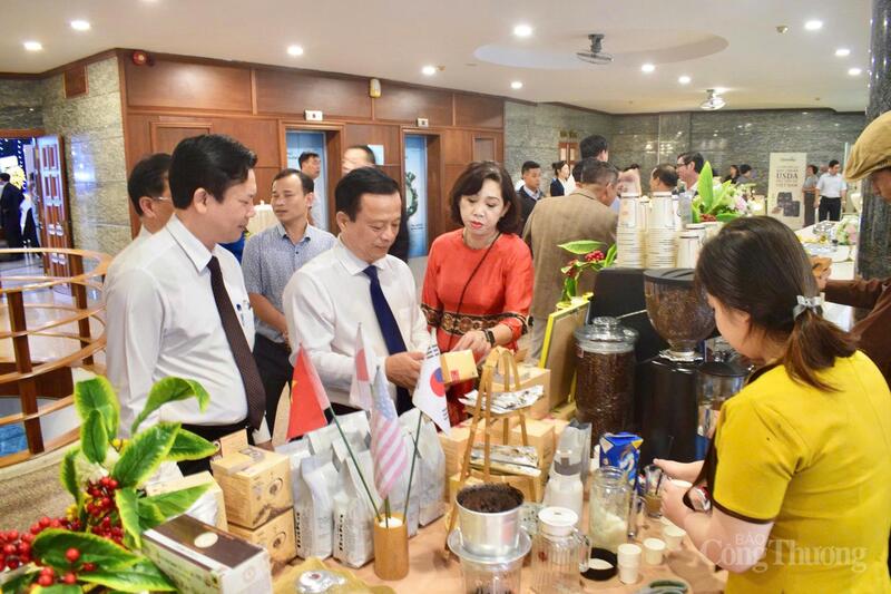 Lãnh đạo tỉnh Gia Lai tham quan gian hàng cà phê. Ảnh: Hiền Mai