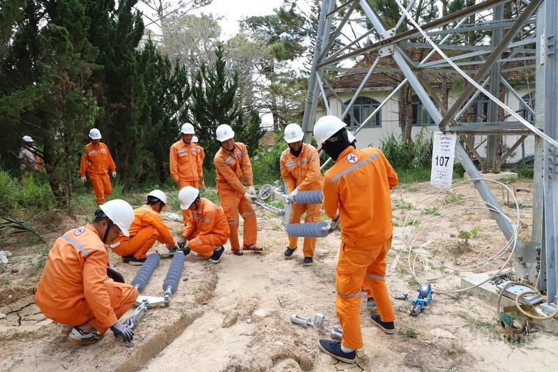 Đơn vị nhận vật tư, tập kết đưa vật tư vào móng trụ, triển khai công việc. Ảnh: Bạch Mai