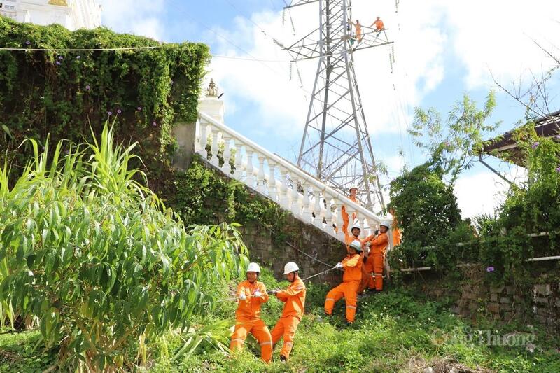 Công tác thay dây dẫn. Ảnh: Bạch Mai