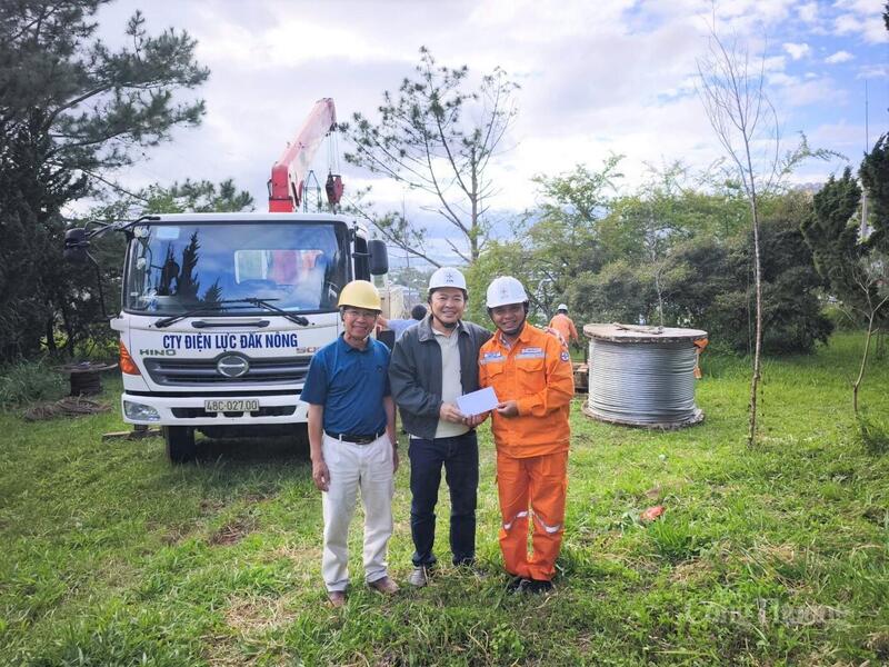 Phó Tổng Giám đốc EVNSPC Đào Hòa Bình thăm hỏi động viên, trao quà lực lượng xung kích PC trên công trường thi công Lâm Đồng. Ảnh: Bạch Mai