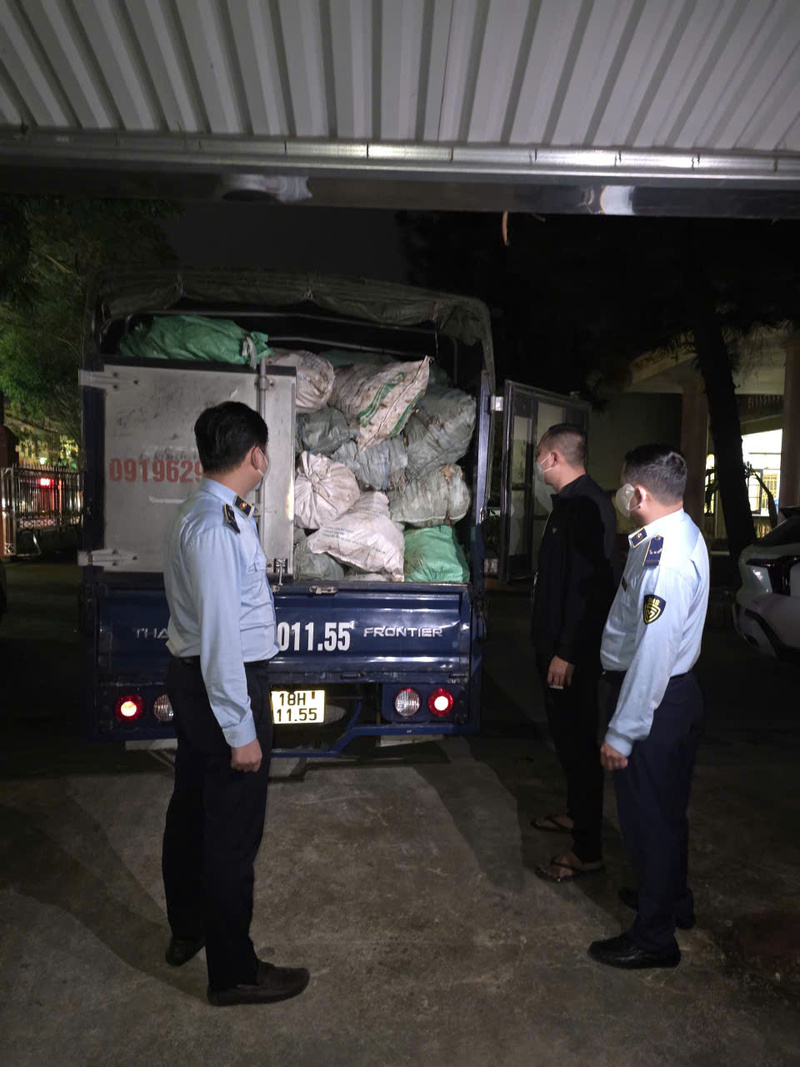 Lực lượng Quản lý thị trường tỉnh Ninh Bình phối hợp với cơ quan chức năng tiến hành khám một xe ô tô phát hiện hơn 3 tấn xương lợn không rõ nguồn gốc, bốc mùi hôi. Ảnh Quản lý thị trường Ninh Bình