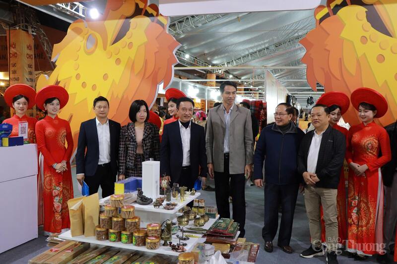 Các đại biểu tham quan gian hàng. Ảnh: Thanh Tuấn