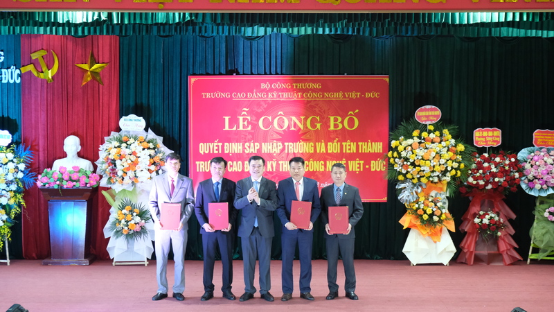 Thứ trưởng Nguyễn Sinh Nhật Tân trao các quyết định về công tác cán bộ