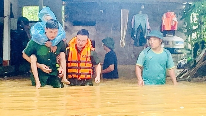 Lực lượng Công an Thanh Hóa kịp thời cứu giúp cụ bà Nguyễn Thị Ký, 90 tuổi thoát khỏi nguy hiểm trong mưa bão số 10 vào tháng 10/2025. Ảnh: Công an Thanh Hóa