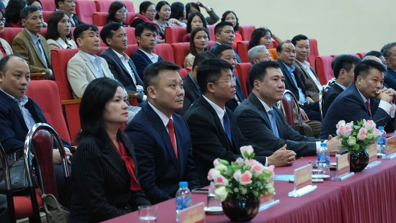 Thứ trưởng Nguyễn Sinh Nhật Tân cùng các đại biểu tham dự buổi lễ