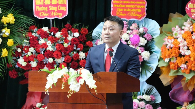 Phó Vụ trưởng Vụ Tổ chức cán bộ Nguyễn Quang Hồng công bố quyết định sáp nhập 2 trường cao đẳng và quyết định về công tác cán bộ