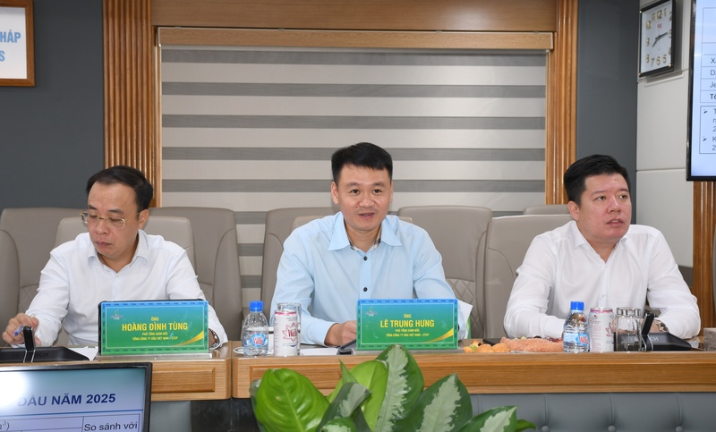 Ông Lê Trung Hưng - Phó Tổng Giám đốc PVOIL báo cáo về tình hình kinh doanh tại buổi làm việc. Ảnh: Thanh Minh.
