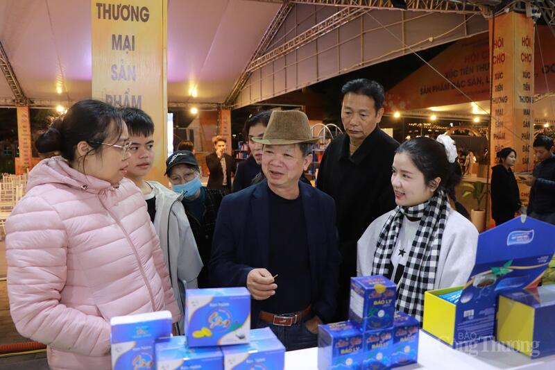 Người tiêu dùng trải nghiệm sản phẩm trực tiếp tại khu trưng bày hội chợ. Ảnh: Thanh Tuấn