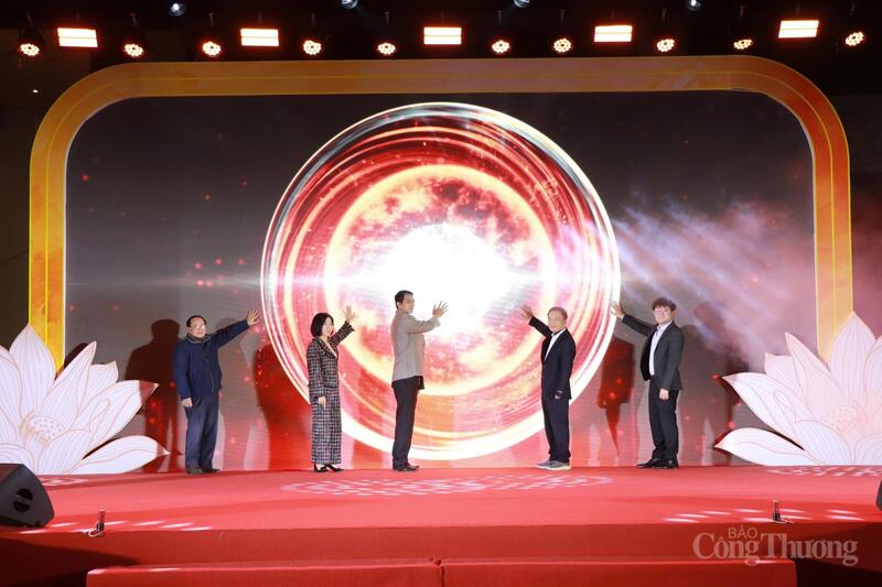 Các đại biểu thực hiện nghi thức khai mạc hội chợ. Ảnh: Thanh Tuấn