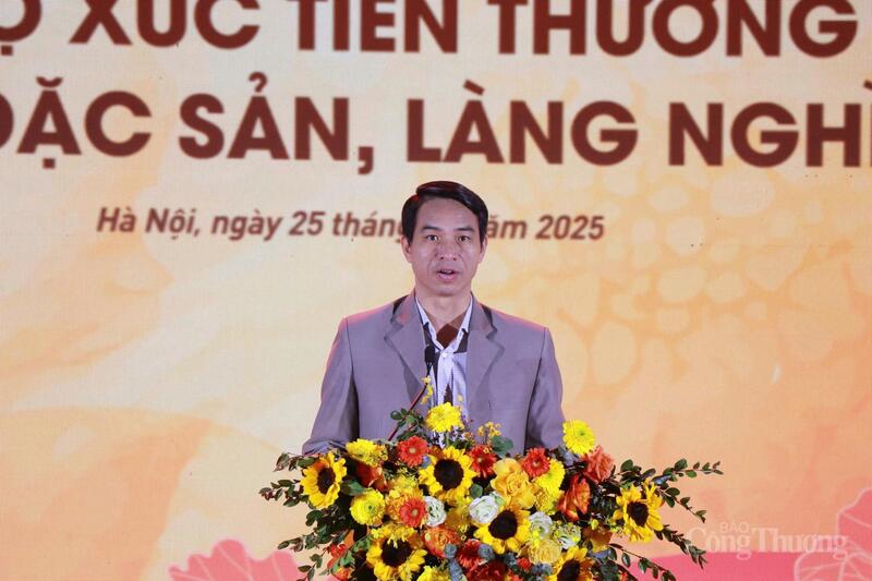 Ông Vương Đình Thanh, Phó Giám đốc Trung tâm Khuyến công và Xúc tiến Thương mại Hà Nội phát biểu tại lễ khai mạc. Ảnh: Thanh Tuấn