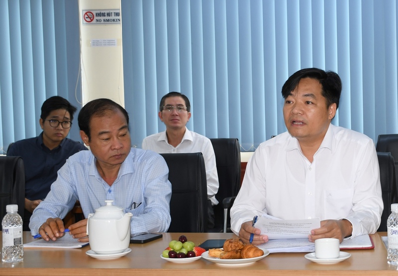 Ông Dương Văn Khánh - Quyền Chủ tịch Hội đồng thành viên Saigon Petro (bên phải) phát biểu tại buổi làm việc. Ảnh: Thanh Minh.