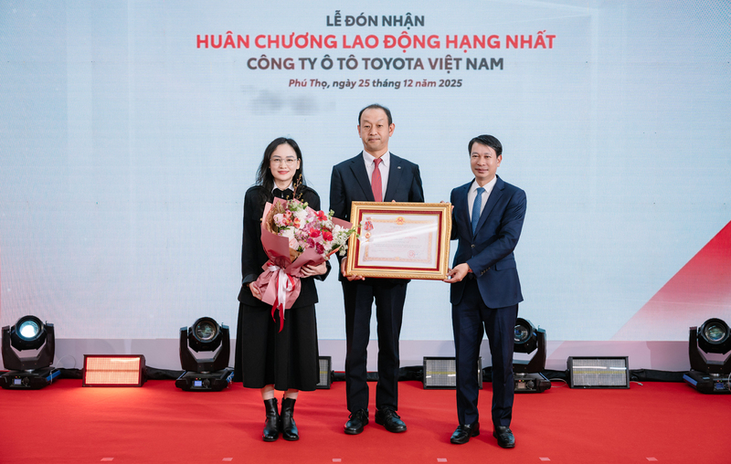 Phó chủ tịch UBND tỉnh Phú Thọ Nguyễn Khắc Hiếu trao Huân chương Lao động hạng Nhất của Chủ tịch nước cho Công ty Toyota Việt Nam. Ảnh: Phạm Anh