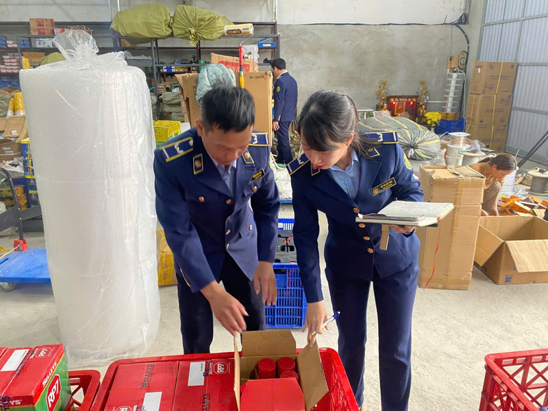 Các đội quản lý thị trường trên địa bàn Hưng Yên tăng cường kiểm tra cao điểm Tết.