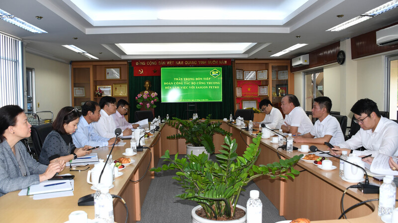 Ngày 25/12, Đoàn công tác của Bộ Công Thương có buổi làm việc với lãnh đạo Saigon Petro. Ảnh: Thanh Minh.