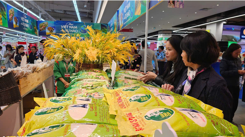 Người tiêu dùng mua sắm sắm hàng hóa tại siêu thị. Ảnh: Thanh Hiền