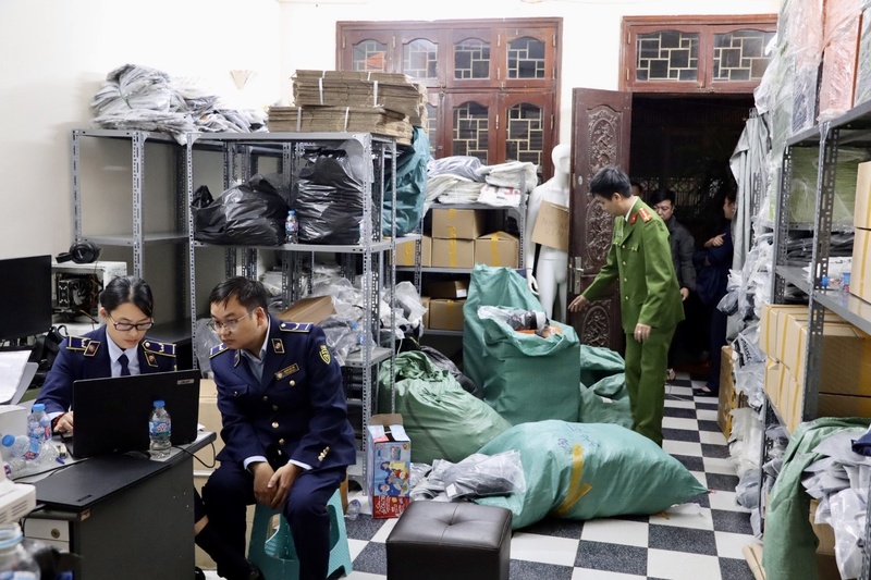 Lực lượng Quản lý thị trường Hà Nối phối hợp với lực lượng Công an kiểm tra một cơ sở có dấu hiệu kinh doanh hàng giả, hàng xâm phạm quyền sở hữu trí tuệ. Ảnh: Quản lý thị trường Hà Nội