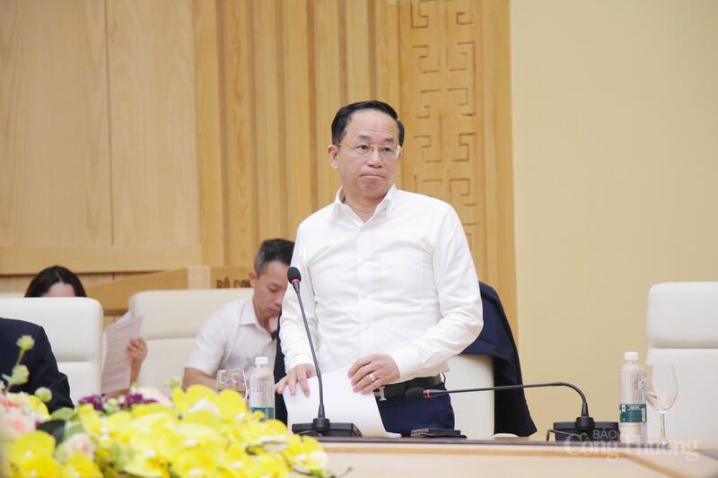 Ông Nguyễn Xuân Nam - Phó Tổng Giám đốc Tập đoàn Điện lực Việt Nam (EVN) làm rõ nhiều vấn đề trong dự thảo luật.