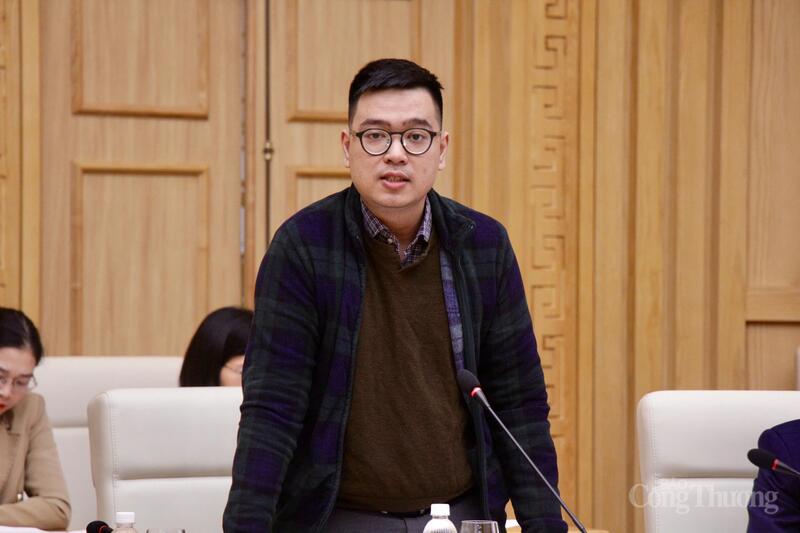 Đại diện Vụ Pháp chế (Bộ Công Thương) trao đổi ý kiến tại cuộc họp.