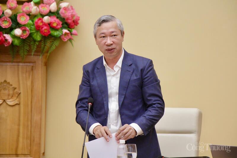 Cục trưởng Cục Điện lực Phạm Nguyên Hùng trình bày quyết định về việc thành lập Tổ soạn thảo xây dựng dự án Luật sửa đổi, bổ sung một số điều của Luật Điện lực.