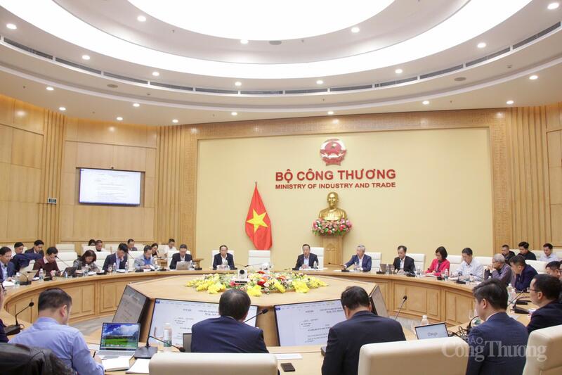 Bộ Công Thương họp Tổ soạn thảo dự thảo Luật sửa đổi Luật Điện lực. Ảnh: P.C