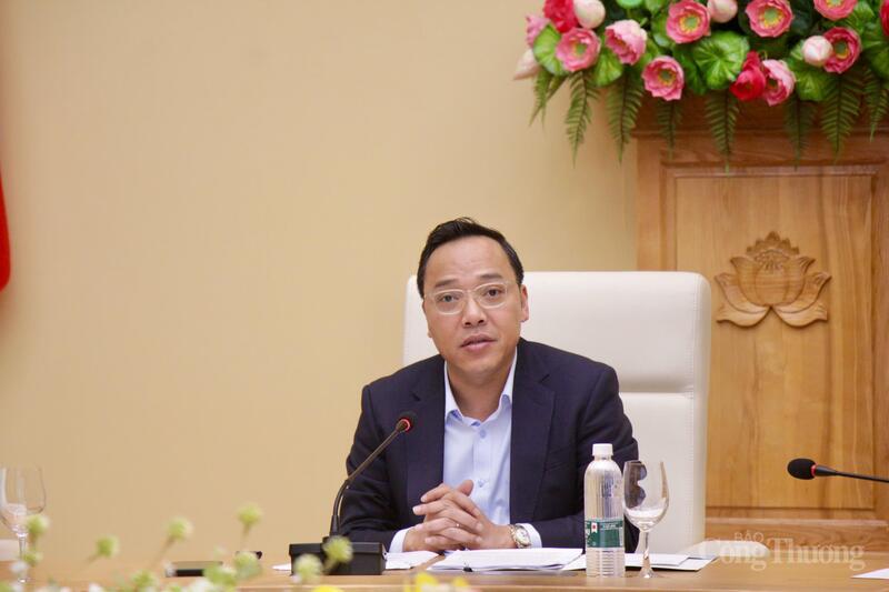 Thứ trưởng Bộ Công Thương Nguyễn Hoàng Long chủ trì cuộc họp. Ảnh: P.C