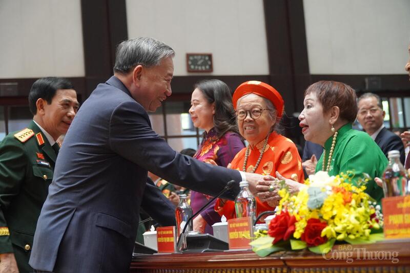 Tổng Bí thư Tô Lâm và các Mẹ Việt Nam anh hùng tại Đại hội thi đua quyết thắng toàn quân lần thứ XI. Ảnh: Minh Trang