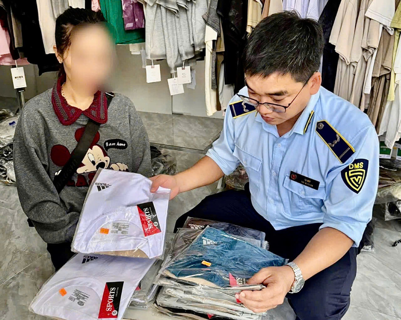 Trong dịp cao điểm cuối năm, công tác phòng, chống buôn lậu, gian lận thương mại được tăng cường để bảo vệ người tiêu dùng. Ảnh: Tuệ Lâm