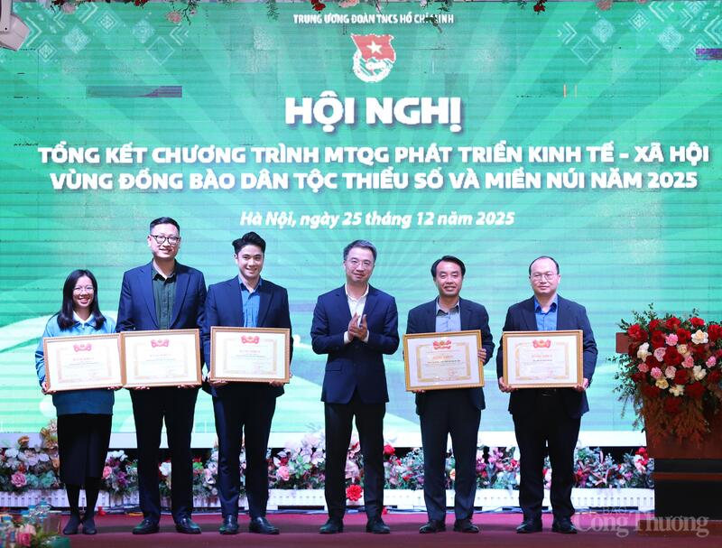 Khen thưởng các tập thể có thành tích xuất sắc trong tham gia phát triển kinh tế, xã hội vùng đồng bào dân tộc thiểu số năm 2025.