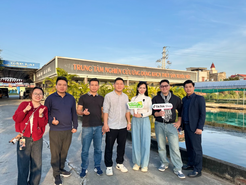 Các nhà sáng tạo nội dung cùng nhau thăm Hợp tác xã sản xuất và thương mại thủy sản Xuyên Việt ( Xuyên Việt Coop).