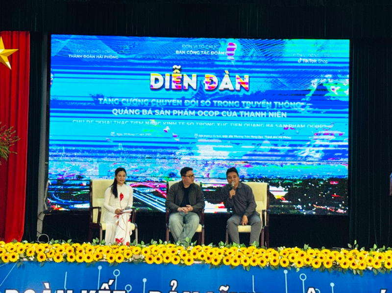 Các diễn giả trao đổi, thảo luận tại Diễn đàn tăng cường chuyển đổi trong truyền thông quảng bá sản phẩm OCOP của thanh niên.