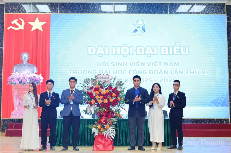 Anh Nguyễn Quốc Khánh, Phó Bí thư chuyên trách Đoàn Thanh niên Bộ Công Thương tặng hoa chúc mừng Đại hội. Ảnh: Quỳnh Trang