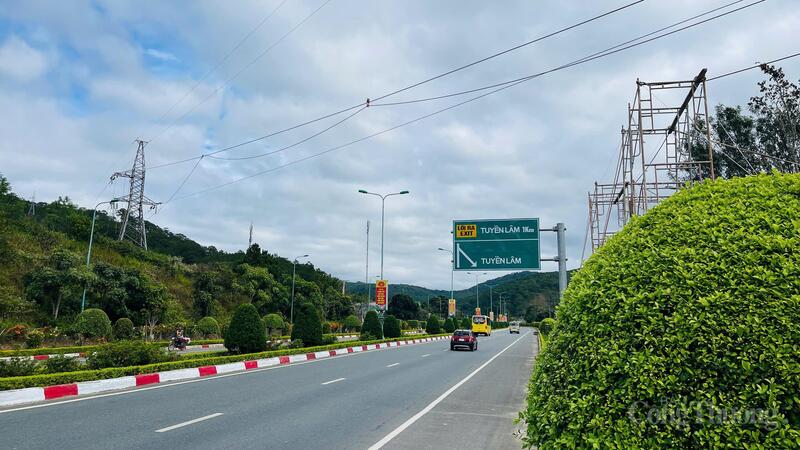 Khoảng 18h tối 25/12, giàn giáo dựng đỡ dây vượt cao tốc và vượt đường dây 22kV bị đổ. Ảnh: Lê Sơn